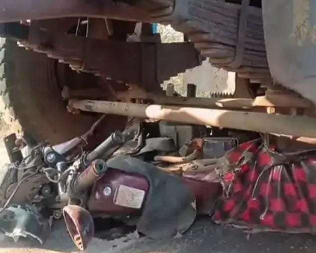 Dhamtari में दर्दनाक सड़क हादसा: तेज रफ्तार ट्रक ने बाइक को कुचला, पिता की मौके पर मौत, बेटा गंभीर घायल