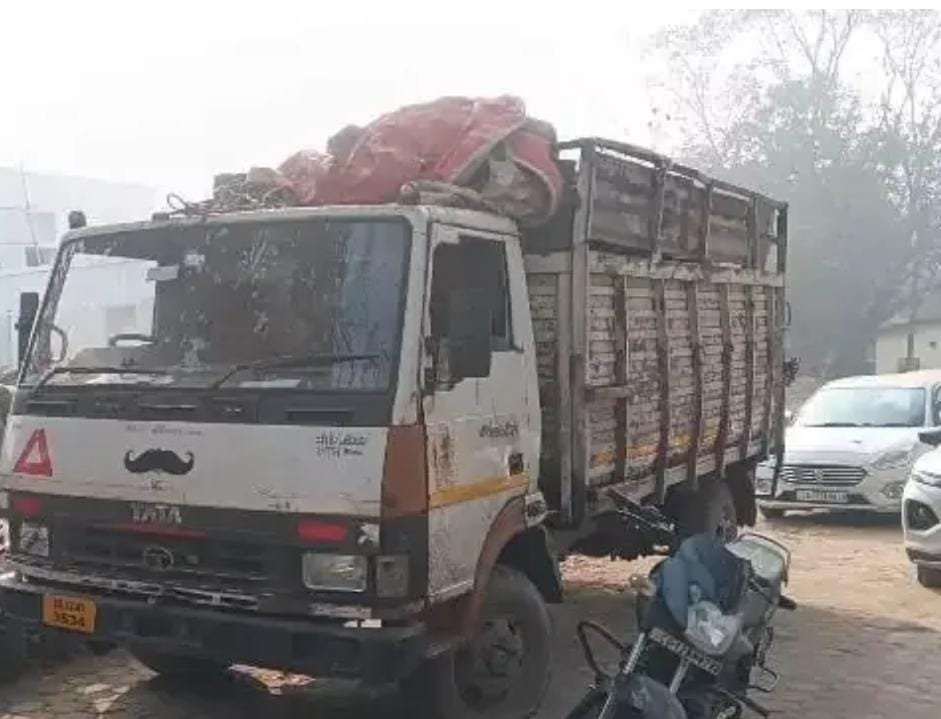 Korba: सील की गई कबाड़ दुकान के पास अवैध कारोबार, आधी रात छापेमारी में 3 गिरफ्तार, तीन वाहन जब्त