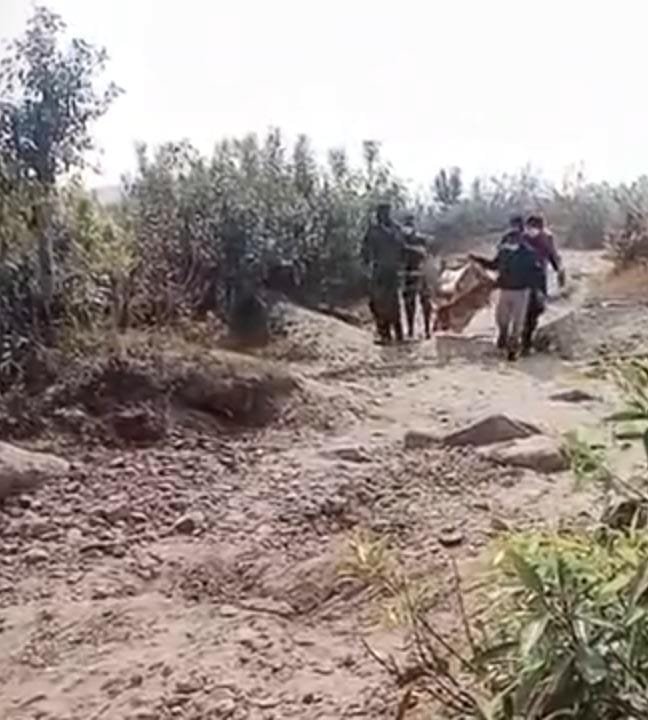 Balrampur में संदूर नदी किनारे रेत में दबा मिला अज्ञात शव