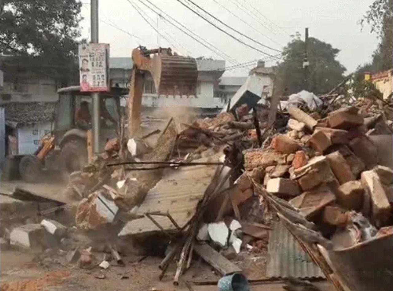 रायपुर में नाबालिग बच्ची से दुष्कर्म: आरोपी का अवैध निर्माण ढहाया गया