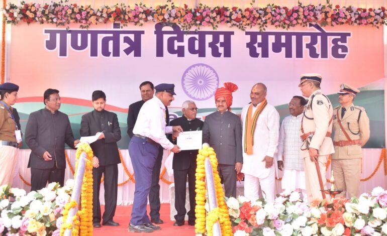 Durg : गणतंत्र दिवस पर उत्कृष्ट कार्य करने वाले यातायात पुलिस कर्मी सम्मानित