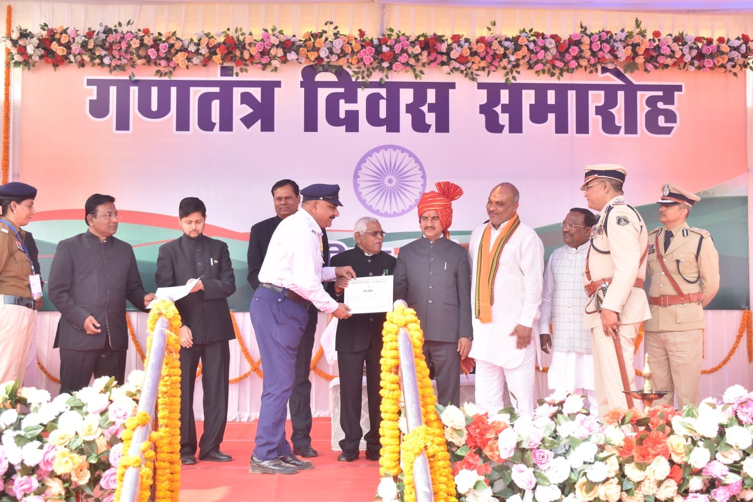 Durg : गणतंत्र दिवस पर उत्कृष्ट कार्य करने वाले यातायात पुलिस कर्मी सम्मानित