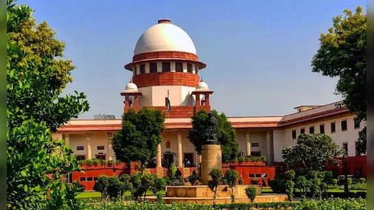 सुप्रीम कोर्ट की सख्त टिप्पणी: ‘घिनौना कृत्य’ करार, न्यायिक अधिकारी की बहाली पर रोक