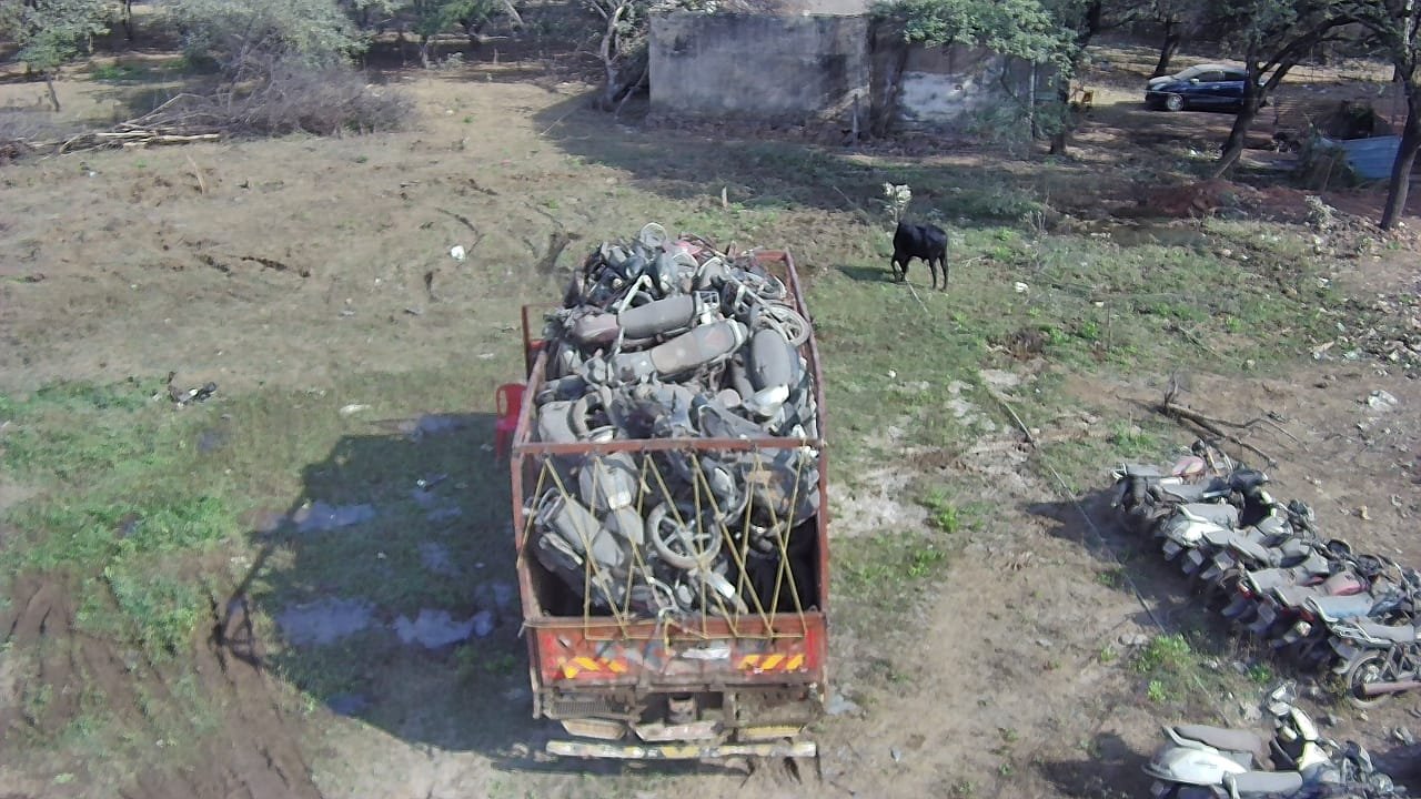 दुर्ग पुलिस की बड़ी कार्रवाई: वर्षों से लावारिस पड़े वाहनों की नीलामी