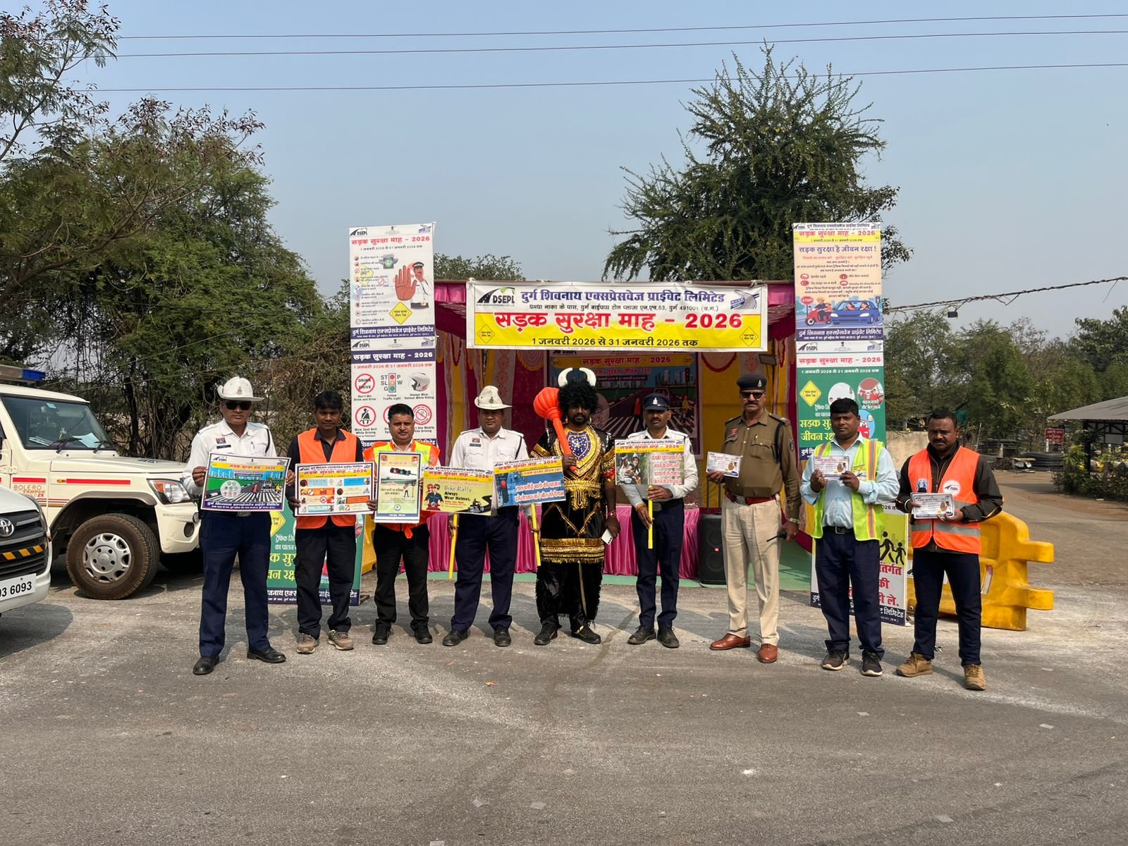 Durg : राष्ट्रीय सड़क सुरक्षा माह 2026 के तहत दुर्ग यातायात पुलिस का अनोखा जागरूकता अभियान