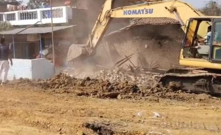 धमतरी में रेलवे की जमीन पर चला बुलडोजर