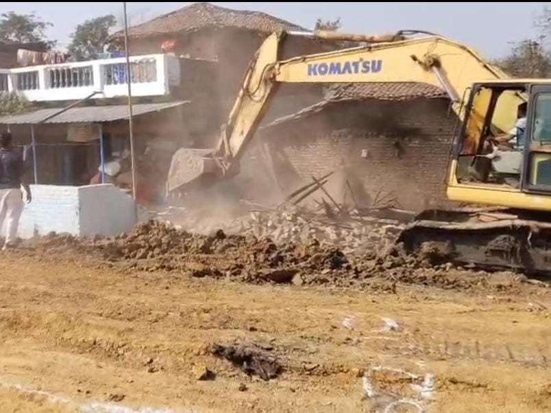 धमतरी में रेलवे की जमीन पर चला बुलडोजर