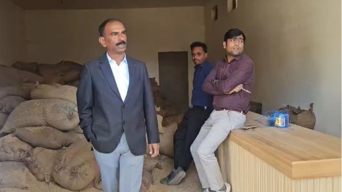 BJP के पूर्व मंडल अध्यक्ष के घर प्रशासन का छापा, 400 बोरी अवैध धान जब्त