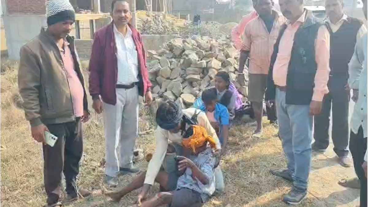 स्कूल जाते समय स्टंटबाजी पड़ी भारी! बाइक से उछलकर सड़क पर गिरे तीन छात्र, दो की हालत गंभीर