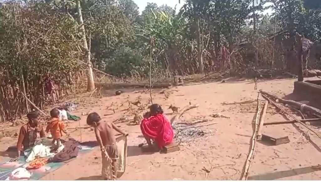 धर्मांतरण पर बवाल! 2 परिवारों के 16 लोगों को जमकर पीटा, घर तोड़े और राशन-दस्तावेजों में लगा दी आग