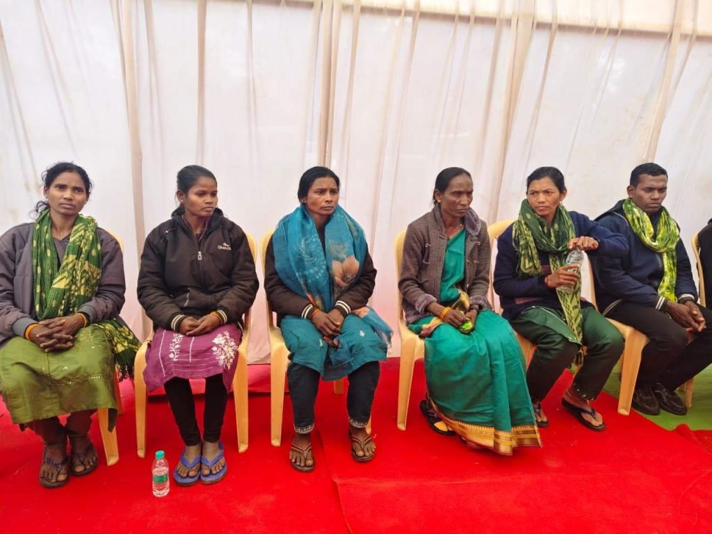 Dhamtari में 47 लाख के 9 इनामी नक्सलियों का सरेंडर, IG अमरेश मिश्रा को सौंपे INSAS जैसे कई घातक हथियार