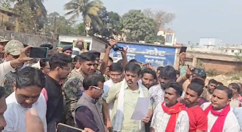 Bijapur में ‘बुलडोजर’ कार्रवाई का भारी विरोध, पीड़ित परिवारों  के साथ सड़क पर उतरे विधायक विक्रम मंडावी