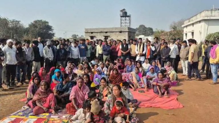 अतिक्रमण हटाने के नाम पर विवाद: खपरी गांव में NRDA बनाम ग्रामीण, धरना जारी