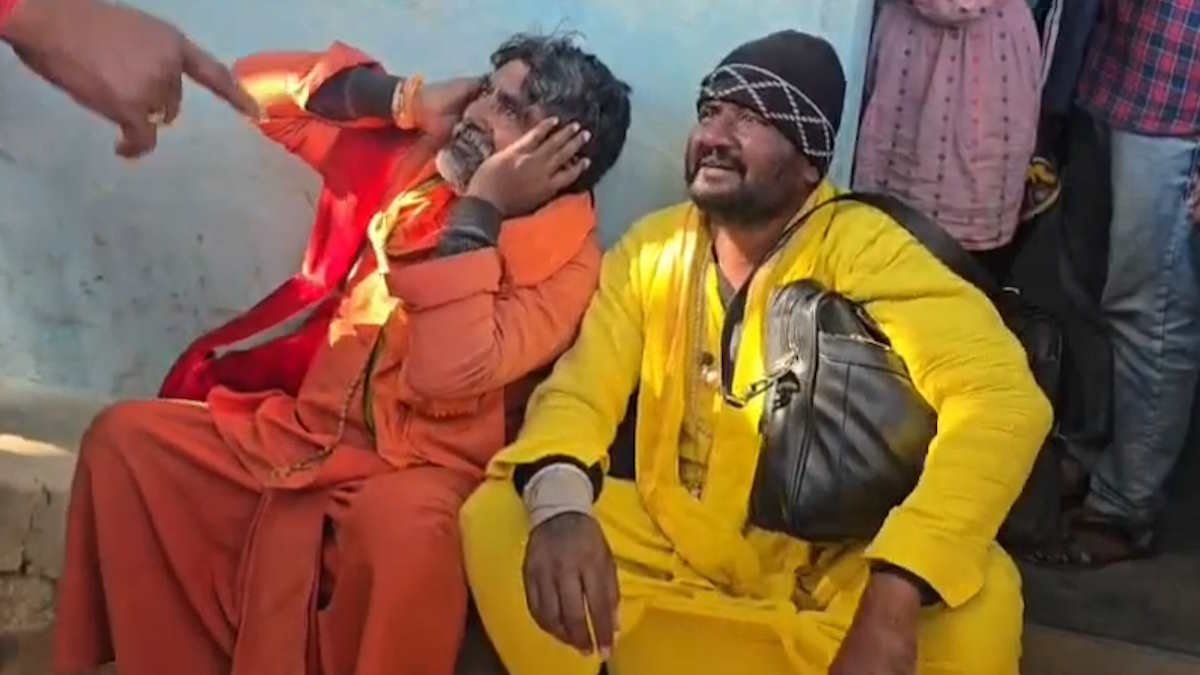 हाथ देखते ही होने लगा ‘वशीकरण’? Surajpur के देवनगर में साधुओं की जमकर धुनाई