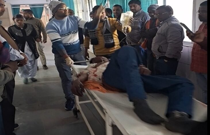 Balrampur : कार की टक्कर से बाइक सवार युवक गंभीर रूप से घायल, एक का पैर टूटा