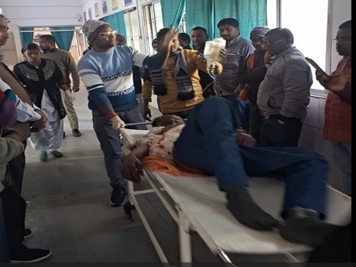 Balrampur : कार की टक्कर से बाइक सवार युवक गंभीर रूप से घायल, एक का पैर टूटा