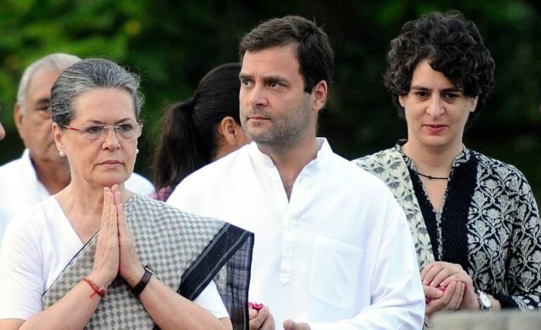 गांधी परिवार की बढ़ी मुश्किलें: राहुल, सोनिया और प्रियंका सहित 45 के खिलाफ कोर्ट में शिकायत, जानिए मामला