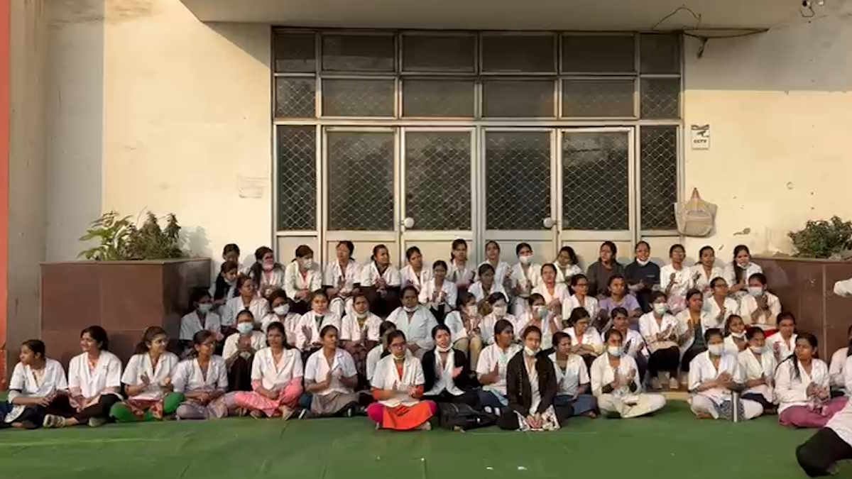 Raipur डेंटल कॉलेज 7वें दिन भी छात्रों का हड़ताल जारी, मुख्य गेट पर जड़ा ताला…