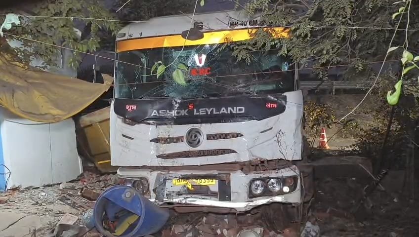 Durg बायपास पर बड़ा हादसा: अनियंत्रित हाईवा घर में घुसा