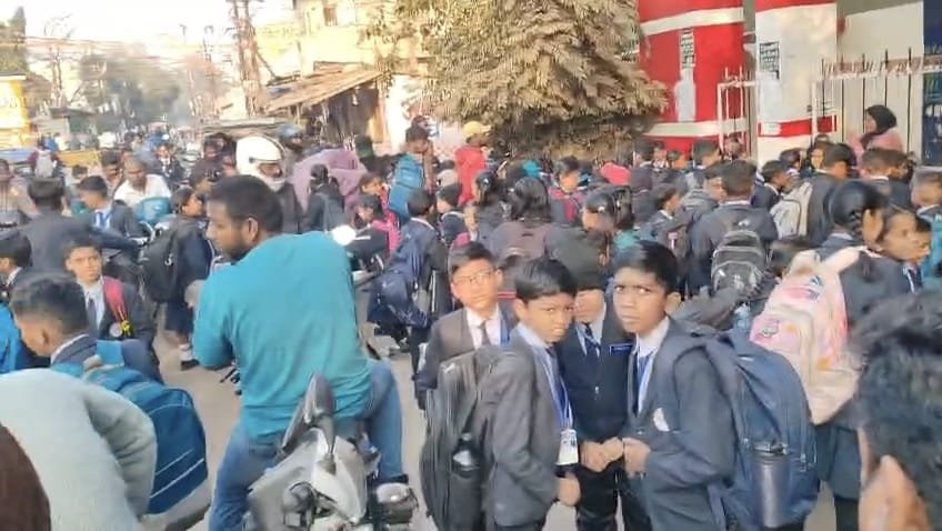 Bhilai : शिक्षकों की लेटलतीफी से भड़के अभिभावक, सड़क पर खड़े रहे प्राइमरी के नन्हे बच्चे