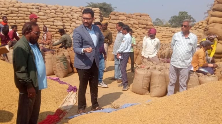 कलेक्टर की दबिश से हड़कंप: धान खरीदी केंद्र में भारी अनियमितता, निलंबन और FIR के निर्देश