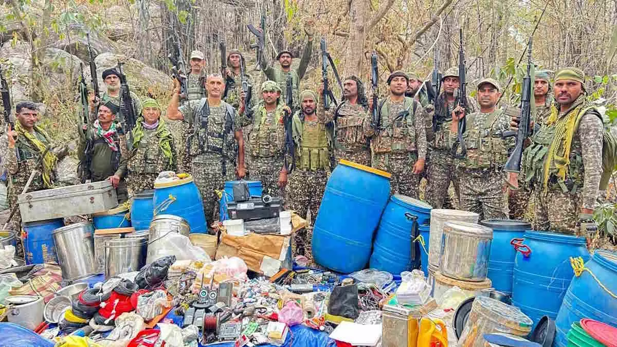 Narayanpur : अबूझमाड़ के जंगलों में नक्सलियों का बड़ा ‘डंप’ बरामद; भारी मात्रा में राशन और IED जप्त