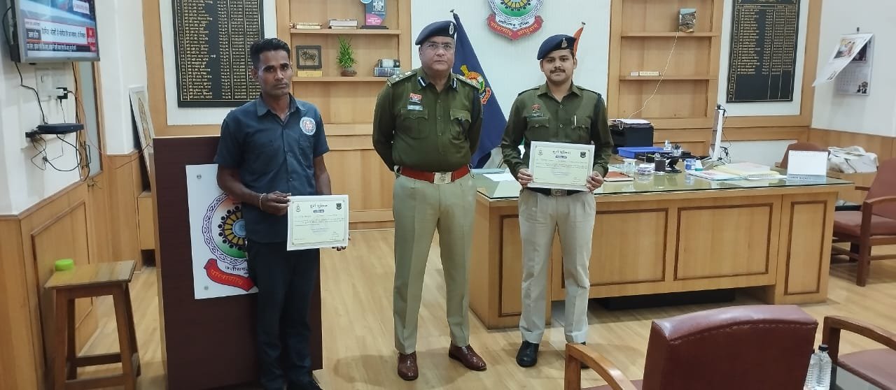 खाकी बनी देवदूत! रेलवे ट्रैक पर कूदे युवक का सुरक्षित रेस्क्यू, SSP ने डायल-112  टीम को प्रशस्ति पत्र देकर किया सम्मानित