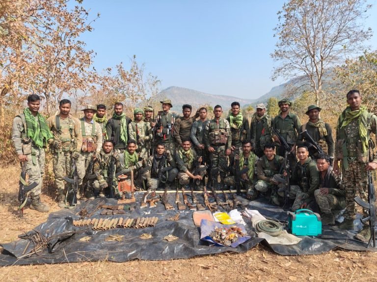 Gariaband : ओडिशा सीमा पर नक्सलियों का ‘वेपन वर्कशॉप’ तबाह, कई हथियारों का  जखीरा बरामद