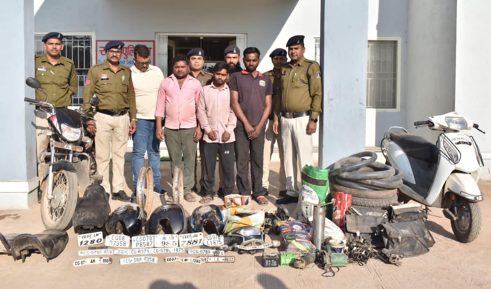 कबाड़ के दाम पर बिक रही थीं चोरी की गाड़ियां: मास्टरमाइंड मैकेनिक समेत 4 गिरफ्तार, 7 लाख का माल जप्त