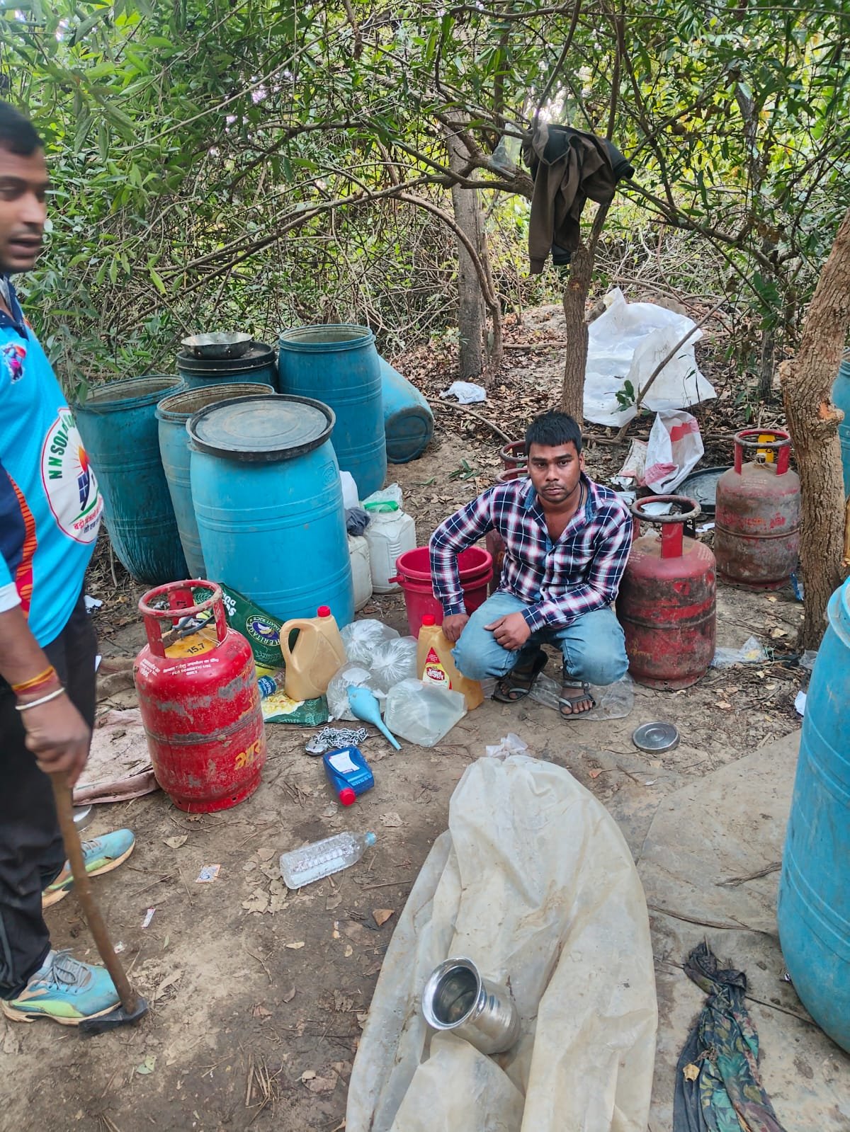 नदी किनारे शराब की ‘फैक्ट्री’ पर पुलिस का छापा:  200 किलो लाहन नष्ट, 1.66 लाख का सामान जप्त