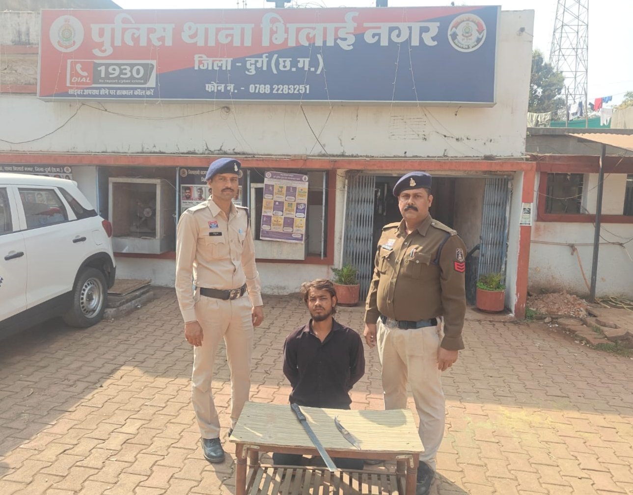 Bhilai : तलवार और चाकू लहराकर डरा रहा था ‘बबुआ’, पुलिस ने घेराबंदी कर दबोचा