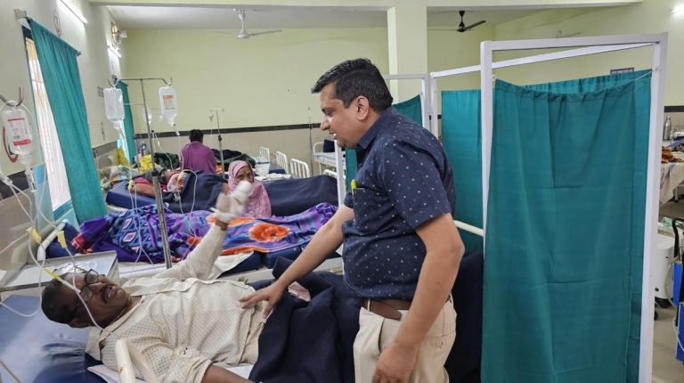 Khairagarh: न्याय नहीं मिला तो ग्रामीण ने कलेक्ट्रेट में खुद पर छिड़का मिट्टी तेल, आत्मदाह की कोशिश से मचा हड़कंप