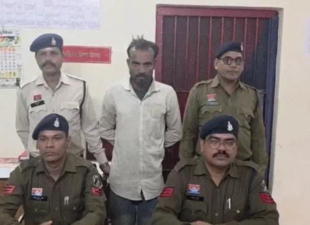 नशे में 120 फीट ऊंचे हाईटेंशन टावर पर चढ़ा किसान, पुलिस ने समझाकर उतारा