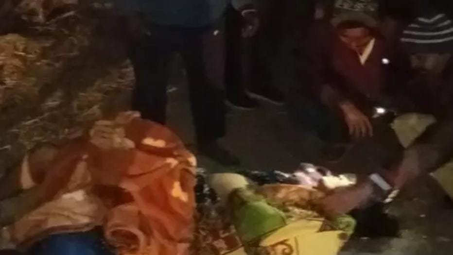 बस अनियंत्रित होकर सड़क किनारे पेड़ से जा टकराई। हादसे में एक यात्री की मौत ,करीब 15 श्रद्धालु घायल