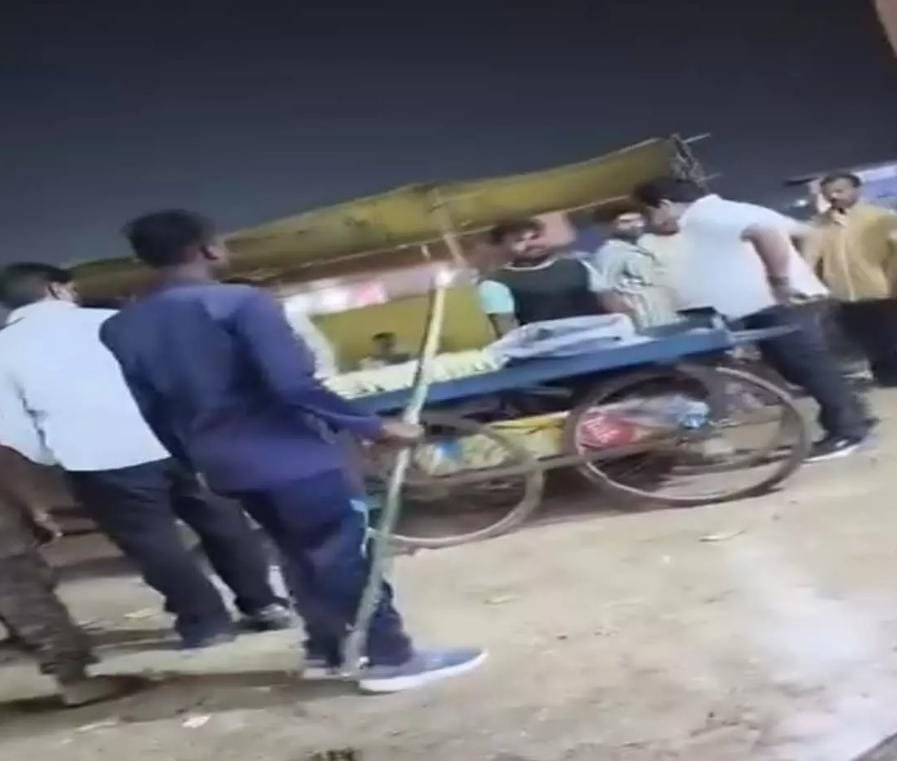 राजिम कुंभ मेले में ठेला दुकानदार से विवाद,जमीन कारोबारी पर ठेला दुकानदार से मारपीट और आपत्तिजनक धार्मिक टिप्पणी करने का आरोप