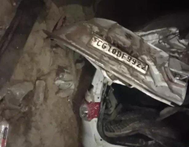 Korba: खाई में गिरी कार तीन बार पलटी, कांग्रेस नेता समेत दो की मौत, दो घायल