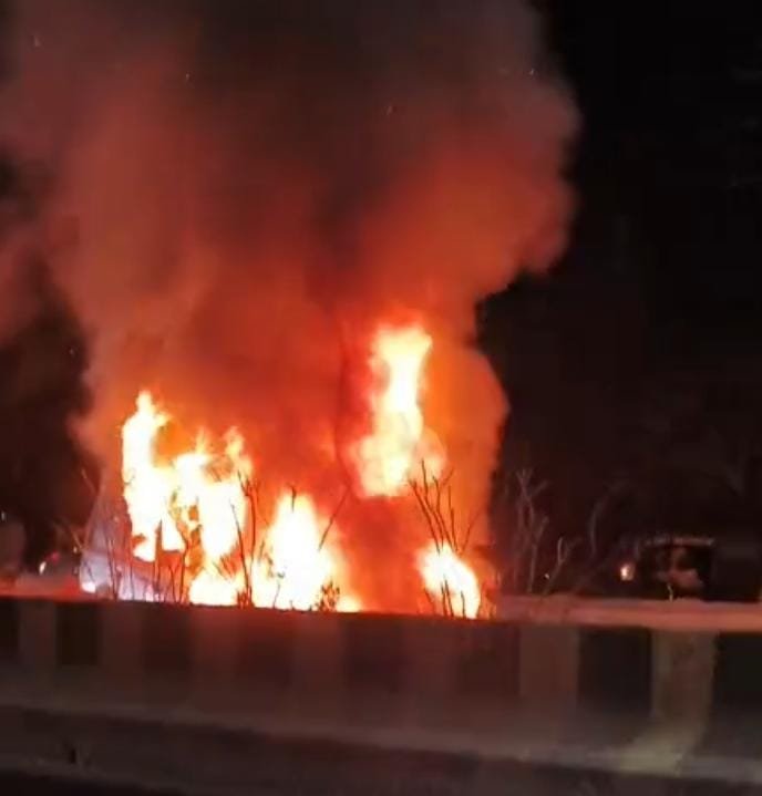 Raipur में चलती बोलेरो कार में भीषण आग, लोगों में दहशत