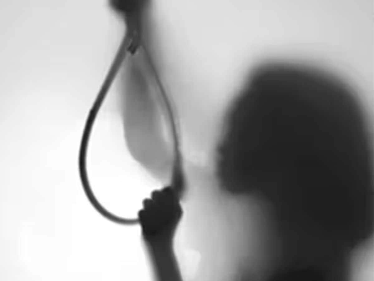 बैकुंठपुर: प्रेमी की मौत का सदमा नहीं झेल सकी नाबालिग, रिश्तेदार के घर पर फांसी लगाकर दी जान