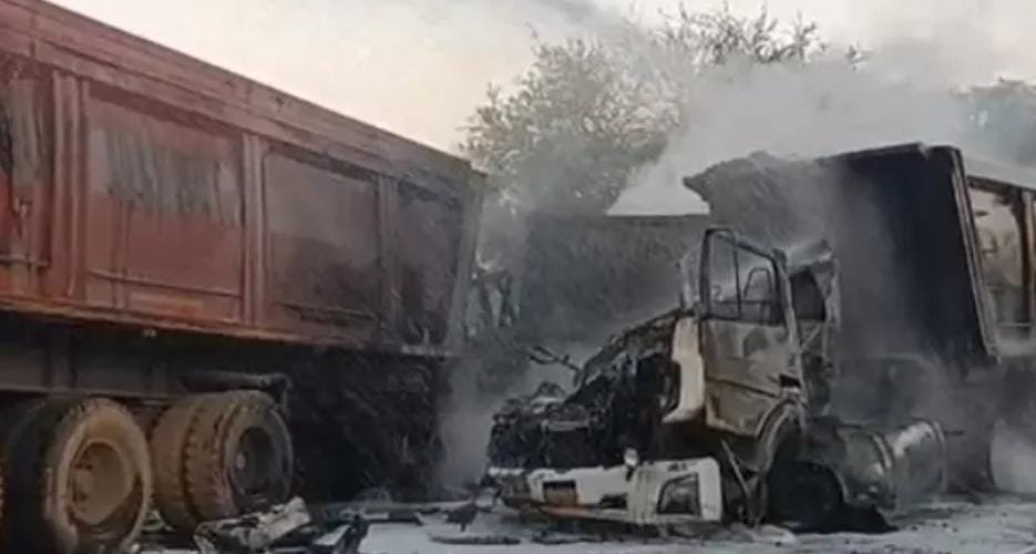 तीन ट्रेलरों की भीषण टक्कर, आग में झुलसकर चालक की मौत