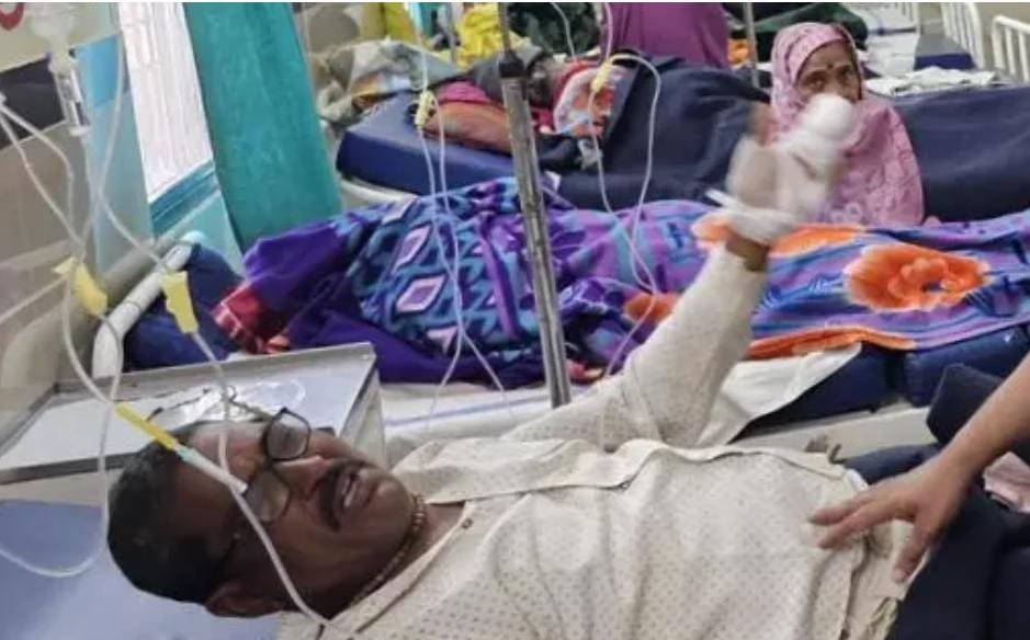 खैरागढ़ कलेक्ट्रेट में आत्मदाह प्रयास: सामाजिक बहिष्कार से तंग ग्रामीण ने उठाया कदम