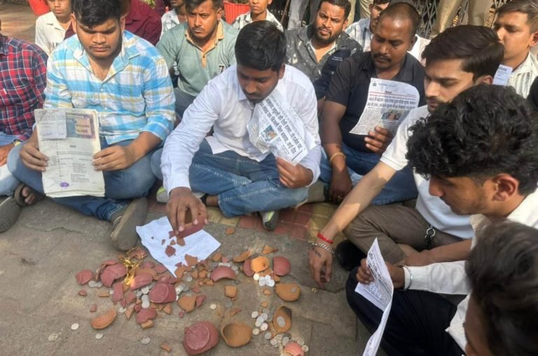 गुल्लक फोड़ो, जेवर बेचो तब होगी पढ़ाई… फीस वृद्धि के खिलाफ छत्तीसगढ़ माशिमं दफ्तर पर NSUI का  अनोखा प्रदर्शन