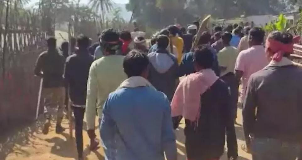 Kanker में धर्म परिवर्तन को लेकर तनाव, तीन परिवार गांव से बाहर निकाले गए, 13 लोग हुए बेघर