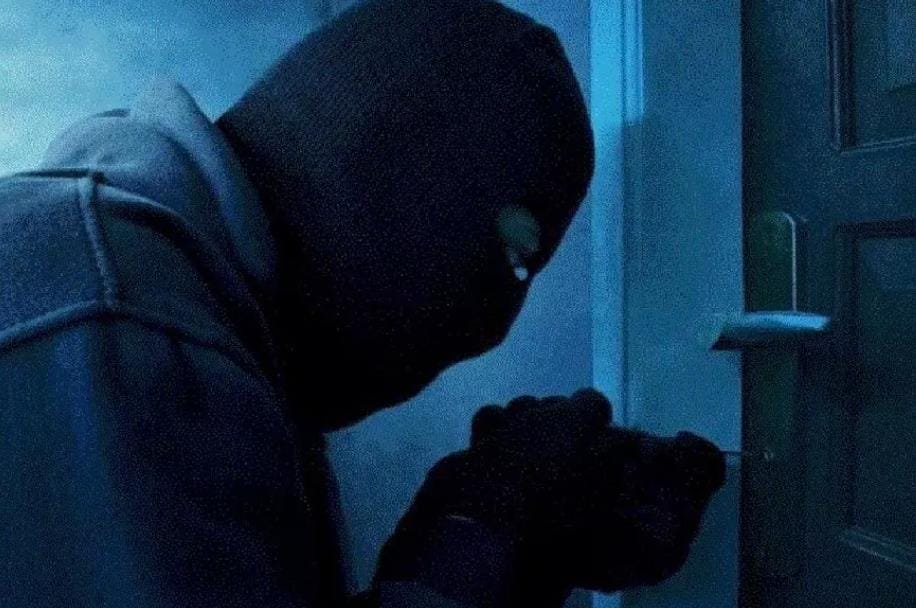 कुशालपुर में दिनदहाड़े चोरी: शिक्षिका के घर से 4.70 लाख नकद और जेवर पार