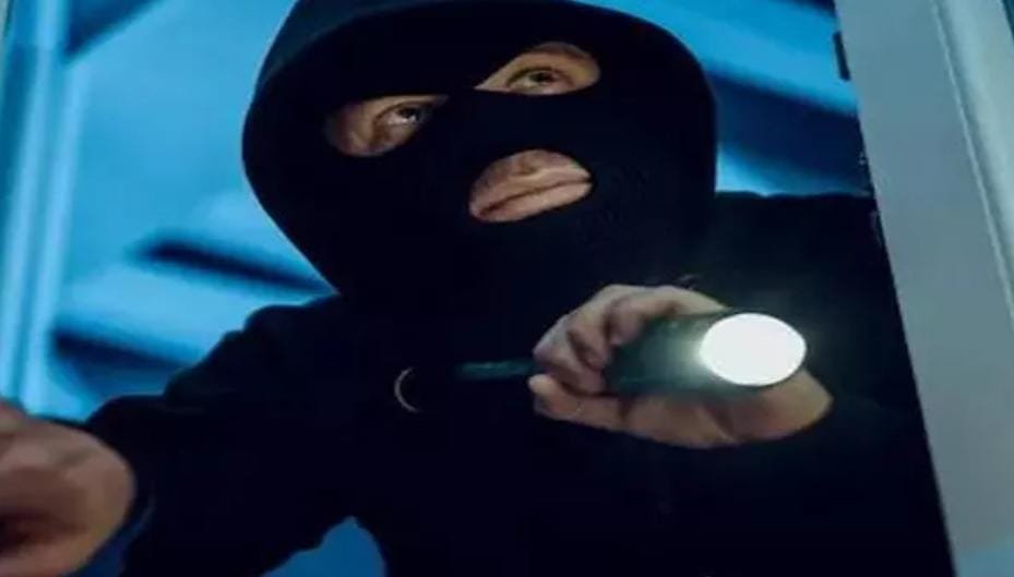 Bilaspur में घर में घुसे चोर ने उड़ाए 50 हजार रुपये नकद: सीसीटीवी में कैद हुआ वारदात