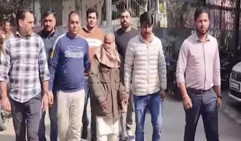 Delhi के पीरागढ़ी में कार से मिली तीन लाशों की गुत्थी सुलझी: तांत्रिक ने जहरीले लड्डू खिलाकर की हत्या