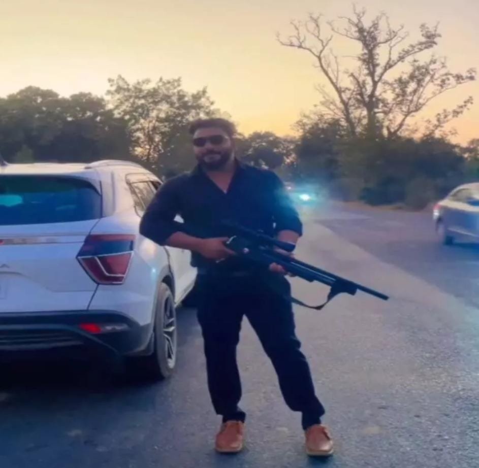 सोशल मीडिया पर ईयरगन के साथ रील बनाना पड़ा भारी, युवक पर प्रतिबंधात्मक कार्रवाई