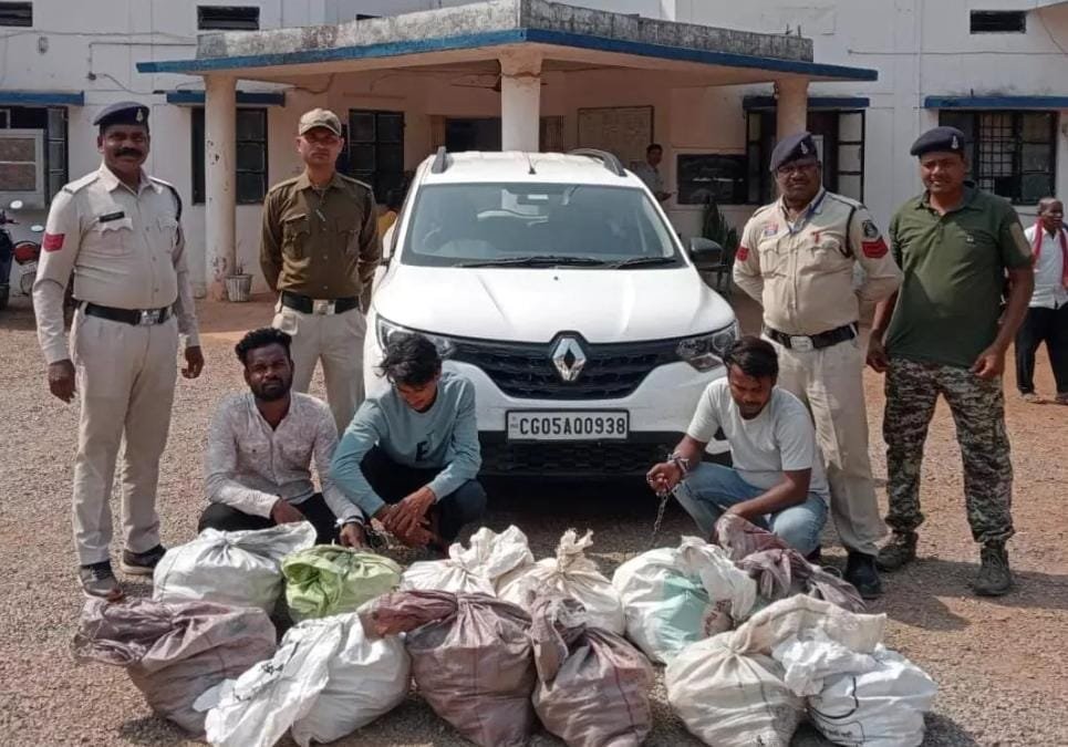 Dhamtari में अवैध शराब का बड़ा जखीरा जब्त: रिनाल्ड ट्रायबर कार से 706 पौवा देशी शराब बरामद, 3 गिरफ्तार