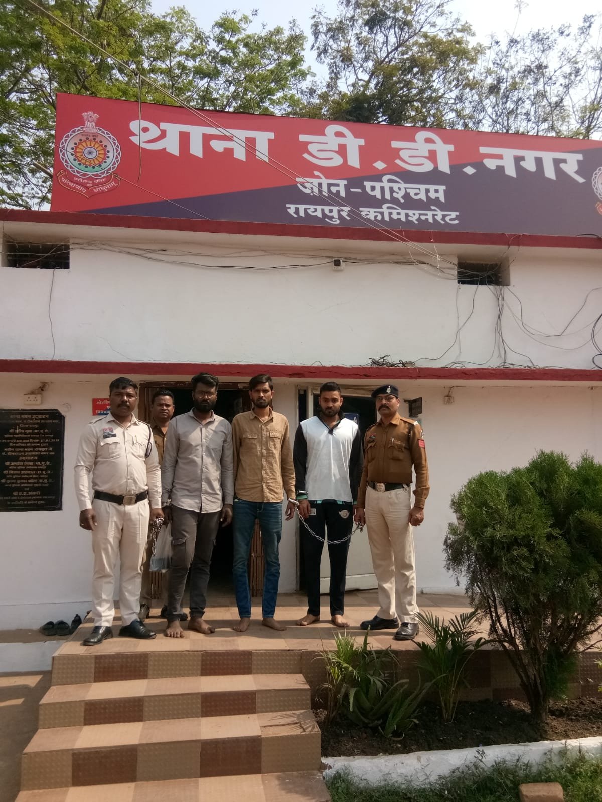 Raipur में प्रतिबंधित कोडीन सिरप का बड़ा जखीरा जब्त: 94 शीशी Glankof-T के साथ 3 आरोपी गिरफ्तार