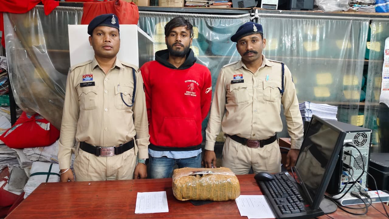 Raipur में गांजा बेचने की फिराक में युवक गिरफ्तार