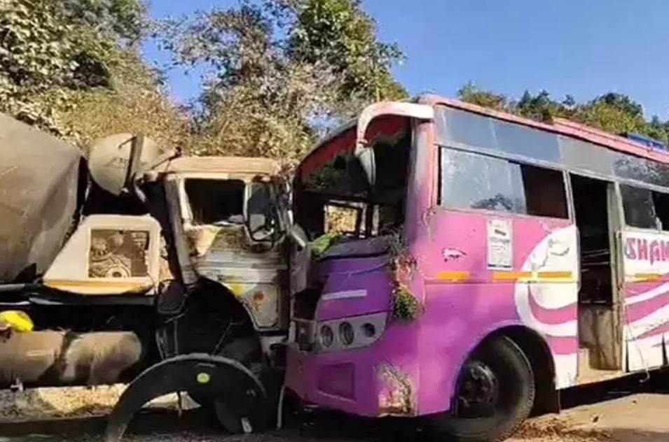Jashpur: रौनी घाटी के पास हाईवा और यात्री बस की जोरदार भिड़ंत, कई घायल